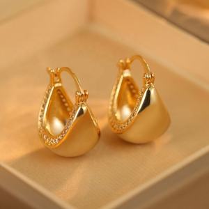 Pendientes de Botón Geométricos de Estilo Retro Francés Avanzado con Incrustaciones de Cobre y Circonita, Chapados en Oro de Lujo - Product Image 1