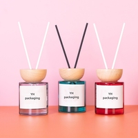 Bouteille de diffuseur de parfum en verre coloré recyclable avec bouchon à vis en bois et bâtonnets en rotin