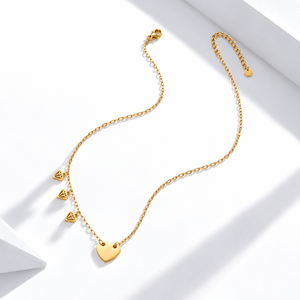 Collier pendentif en acier inoxydable plaqué or 14 carats sous vide, breloque ronde avec trois motifs délicats - Product Image 1