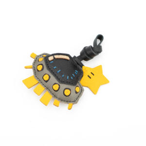 Porte-clés futuriste en cuir en forme de soucoupe volante avec détails étoilés - Product Image 5