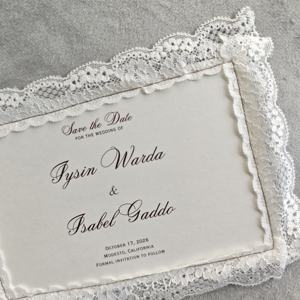 Invitaciones de Boda y Tarjetas de Reserva de Fecha Personalizadas con Detalles de Encaje de Inspiración Vintage para Novias 2026 - Product Image 4