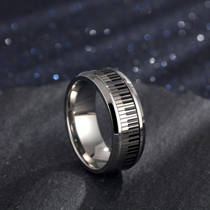 Anillo de Acero Inoxidable, Anillo Giratorio Personalizado con Tecla de Piano Plateada, Anillo de Pareja Estilo Ins, Anillo de Acero de Titanio Estilo Europeo y Americano - Product Image 1