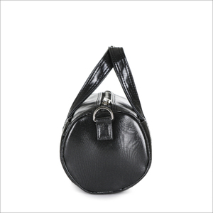 Bolso bandolera negro brillante de calidad coreana en estilo duffel redondo con correa de hombro desmontable y botones a presión. - Product Image 4