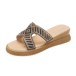 Tendencias de moda de verano: sandalias de mujer con punta abierta, versátiles, con diseño de tiras y una falda resistente. - Product Image 6
