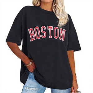 Camiseta informal de algodón de corte holgado con cuello redondo y manga corta con estampado de letras Boston negra para mujer - Product Image 1