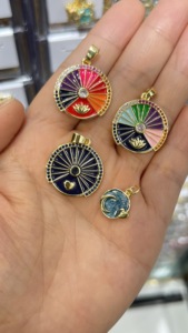 Colgante Redondo de Esmalte Colorido al por Mayor, Dije de Latón Chapado en Oro con Diseño de Abanico Radiante para Collares y Pulseras - Product Image 4