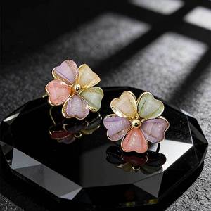 Boucles d'oreilles clous en résine acrylique multicolores à pétales, collection Printemps-Été, motif floral frais, luxe léger, haut de gamme, éthérées et délicieuses - Product Image 2