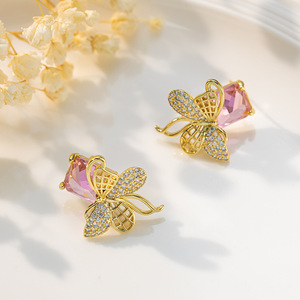 Boucles d'oreilles clous papillon en or avec zircon rose, design insecte, tendance pour le printemps et les trajets quotidiens - Product Image 2