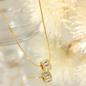 สร้อยคอจี้แฟชั่น ทองสแตนเลสประดับเพชรเม็ดเล็ก รูปทรงวงรีเรขาคณิต สร้อยคอคล้องไหปลาร้า เครื่องประดับสำหรับผู้หญิง ของขวัญ - Product Image 1