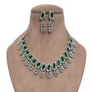 Hermoso conjunto de collar y aretes de circonita plateada de primera calidad, moderno y elegante, para compromiso, boda, fiesta, colección. - Product Image 2