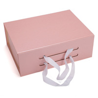 Dossiers cadeaux en papier cartonné pliables de luxe avec logo personnalisé, gaufrage, matériaux recyclés, emballage de vêtements, chaussettes, fourrure personnalisée