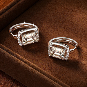 Pendientes de Aro con Halo de Moissanita Corte Esmeralda de 2ct, VVS D GRA, Chapados en Oro de 14K, Joyería de Moissanita Certificada GRA, Modernos y Elegantes para Mujer - Product Image 5