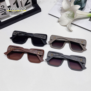 Occhiali da Sole Polarizzati Stesso Stile del Marchio con Logo a Diamante Montatura Grande Quadrata Retrò per Donna di Design alla Moda Neri e <span class=keywords><strong>Viola</strong></span> - Product Image 3
