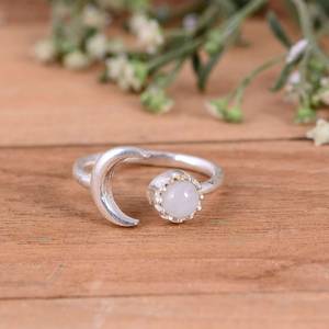 Bague de mariage de luxe en argent sterling 925 avec pierre de lune naturelle ronde sertie clos, délicate, unisexe, en pierre de lune arc-en-ciel - Product Image 1