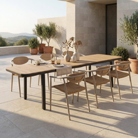 Table de salle à manger extensible d'extérieur avec structure en aluminium thermolaqué et plateau en bois composite, idéale pour villa et jardin