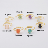 En gros Bague en laiton plaqué or 14K avec pierre précieuse irrégulière de quartz rose (pierre de naissance) et cristal brut de guérison