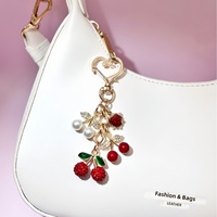 Nouveau porte-clés cerise transfrontalier en alliage orné de strass, pendentif de sac de luxe tendance pour femme, chaîne de suspension pour voiture