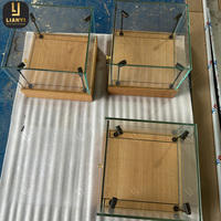 Vitrine de présentation de bijoux de luxe sur mesure, en bois et en verre, pour magasin de détail, avec support doré