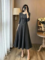 Nouvelle robe longue à manches longues et duveteuse pour l'automne-hiver, en gros. Robe plissée Miyake de haute qualité, idéale pour les soirées.