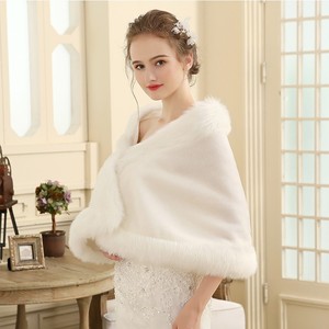 Feishiluo femmes <span class=keywords><strong>ivoire</strong></span> fausse fourrure mariée boléro hiver <span class=keywords><strong>mariage</strong></span> Cape cape enveloppement élégant mariée vestes - Product Image 4