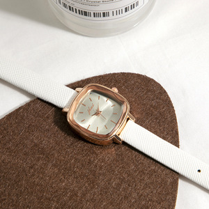 Montre en quartz tendance de grande qualité pour femme, accessoire féminin moderne à cadran en verre carré cubain, couleur or rose, vente directe depuis l'usine - Product Image 2