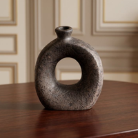 Vase en céramique rustique minimaliste moderne avec design de cercle creux, fait main, taille et couleur personnalisables pour la décoration de table à la maison