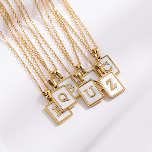 Collar <span class=keywords><strong>de</strong></span> Acero Inoxidable 316L <span class=keywords><strong>con</strong></span> Letra Dorada para Mamá, Monograma <span class=keywords><strong>con</strong></span> Inicial Incrustada, Joyería Serif para <span class=keywords><strong>Mujer</strong></span>, Venta al por Mayor, Personalizado OEM - Product Image 3