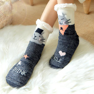 Vente en gros de chaussettes thermiques <span class=keywords><strong>d</strong></span>'intérieur <span class=keywords><strong>d</strong></span>'hiver pour femmes pantoufles de Noël épaisses et antidérapantes chaussettes Sherpa - Product Image 1
