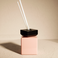 Bouteille diffuseur de parfum carrée en verre pêche clair avec bouchon en bois noir, logo personnalisé, bouteille d'arôme vide, vente en gros OEM en vrac