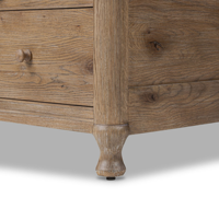 Commode rustique à 4 tiroirs en bois clair avec poignées en bois pour chambre à coucher
