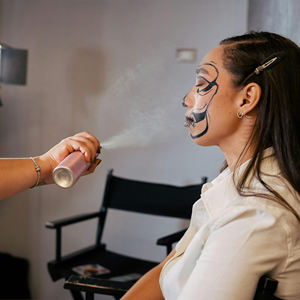 Spray Fijador Mate Iridescente 18H Personalizado. Resistente al agua y transferencia, SPF 30, acabado fresco para piel madura - Product Image 3