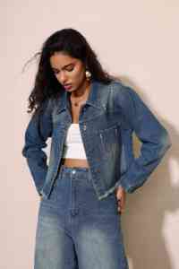 Gilet in denim leggero senza maniche, perfetto per combinazioni versatili - Product Image 4