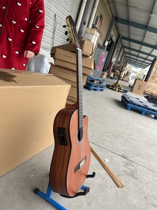 Guitarra clásica eléctrica <span class=keywords><strong>de</strong></span> material <span class=keywords><strong>de</strong></span> caoba <span class=keywords><strong>de</strong></span> precio barato <span class=keywords><strong>de</strong></span> Venta caliente marca Aiersi con cuerdas <span class=keywords><strong>de</strong></span> nailon <span class=keywords><strong>de</strong></span> 39 pulgadas - Product Image 3