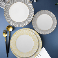 En gros, Ensemble de vaisselle en porcelaine fine avec assiettes de présentation à rayures dorées et bordure dorée, pour Mariage, Restaurant, Maison