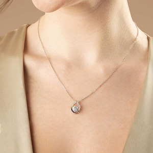 Collar con colgante de lágrima hueca de plata de ley 925 con diamante flotante de laboratorio de corte brillante redondo y marco de diamantes pavé para mujer - Product Image 4