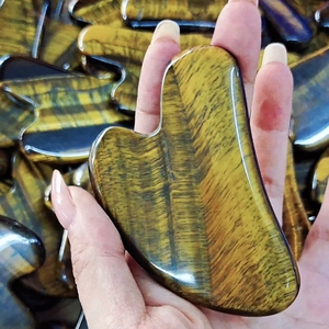 Gua Sha de ojo de tigre natural en forma de corazon color marron para masaje facial - Product Image 4