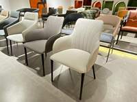 Chaise de salle à manger moderne avec revêtement en cuir PU, structure en métal thermolaqué, design léger pour restaurants et hôtels haut de gamme