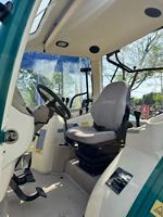 Tracteur Lovol 1104, doté d'un design moderne, d'un moteur puissant, d'une cabine de conduite confortable et d'une livraison rapide pour les agriculteurs.