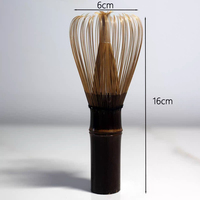 Fouet à matcha artisanal écologique durable avec logo, manche long en bambou fin doré, fouet moderne en céramique pour café et thé