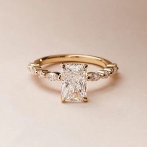 Bijoux Yu Ying pour femmes, halo caché, or jaune 18 carats, moissanite taille radiant glacé, solitaire avec anneaux d'accentuation - Product Image 1