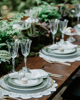 Nouveaux sets de table ronds 100 % chanvre de 30 cm (12-15 pouces) pour mariage, broderie vert sauge, vente chaude