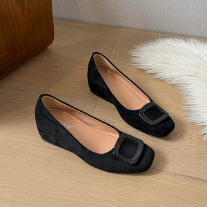 Zapatos planos casuales de gamuza con punta redonda y botones cuadrados, de corte bajo, para mujer, ideales para primavera y diversas ocasiones. - Product Image 4