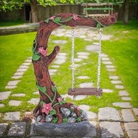 Vintage boomstronk tuindecoratie met schommel, roze bloemensculptuur, succulenten plantenbak ornament voor buiten tuin terras huis