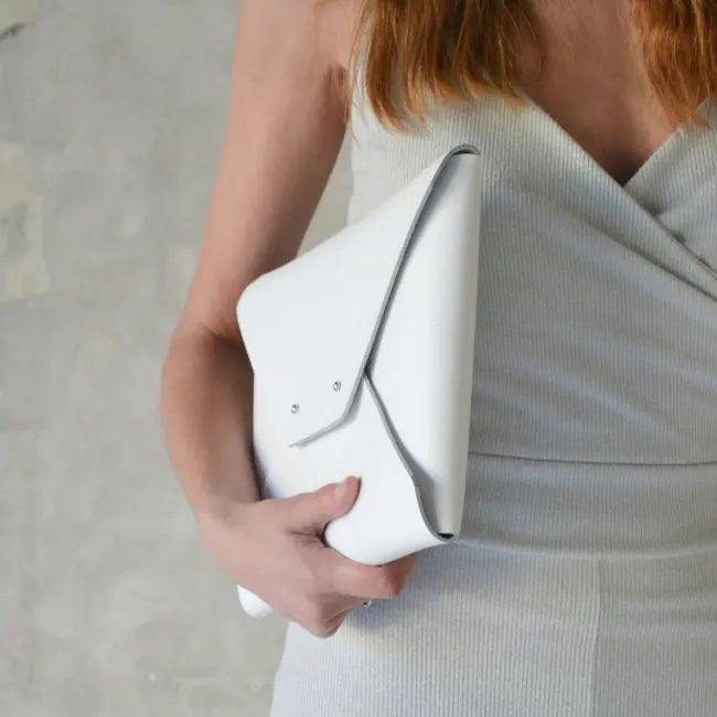 2021 yeni stil beyaz deri debriyaj çanta lüks zarf şekli çanta gelişmiş özelleştirme