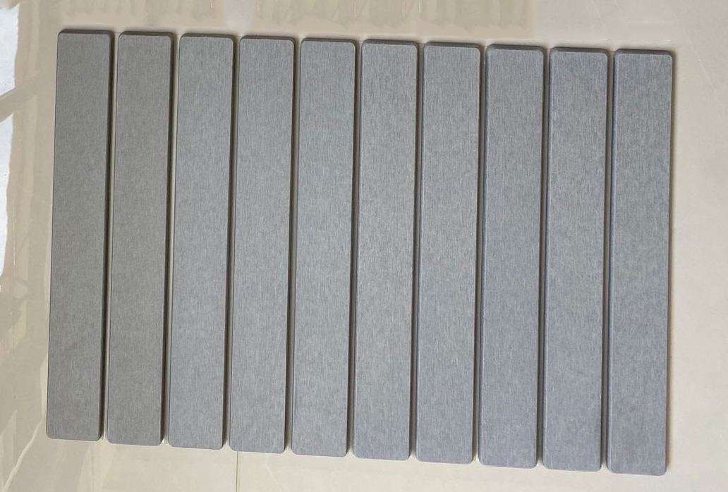 สีเทาเข้ม