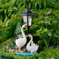 Anmutige Schwanenfamilie Harzskulptur, Drei Elegante Schwäne auf Blauem Teich-Sockel, Realistische Weiße Vögel mit Orangenen Schnäbeln