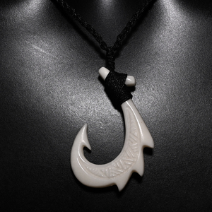 Pendentif crochet de pêche en os de yak sculpté à la main, style tribal maori néo-zélandais, pour le surf, collier ethnique sculpté pour homme/femme, cadeau - Product Image 1