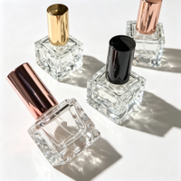 Flacon de parfum transparent carré avec facettes géométriques