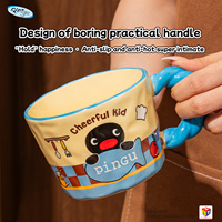 Vente en gros de tasses à café en céramique faites à la main OOWOV 12OZ avec un motif Pingu mignon, poignée irrégulière, tasses à eau pour un usage domestique et des cadeaux