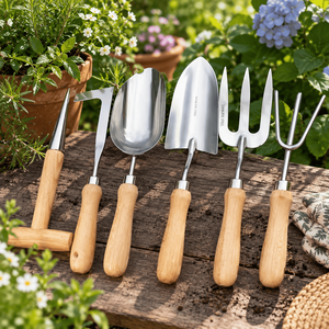 ชุดเครื่องมือทำสวนโลหะ ยี่ห้อ Total Brand Tools ประกอบด้วยพลั่ว คราดใบไม้ และชุดอุปกรณ์บอนไซ สำหรับกำจัดวัชพืชในสวน ชุดเครื่องมือทำสวนแบบมินิมอล - Product Image 1